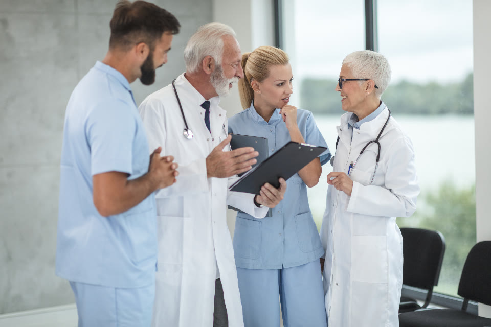 Equipe médica conversando no centro cirúrgico