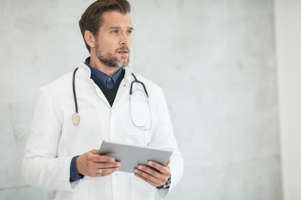 Médico conferindo dados no tablet